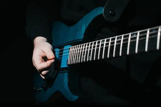Pick slanting technique on guitar